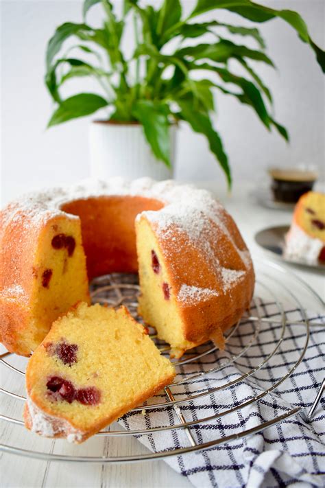 pečeni kolač z višnjami in sladkorjem v prahu