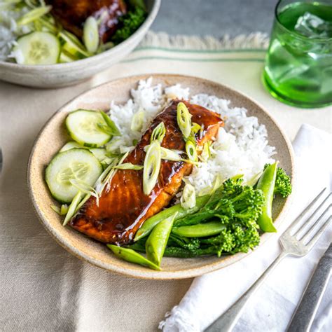 Serviran losos teriyaki z rižem in mešano zelenjavo