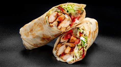 Servirana tortilja s piščančjo mešanico, avokadom in sirom.