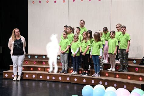 Uvodna špica Živ Žav z barčico na rumeni podlagi