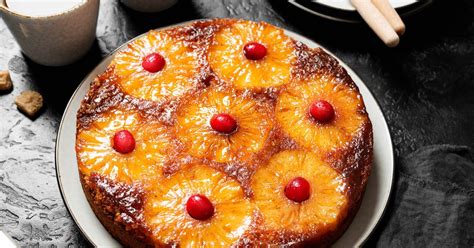 Tematska fotografija: Sveže pečena obrnjena torta z ananasom na servirnem krožniku