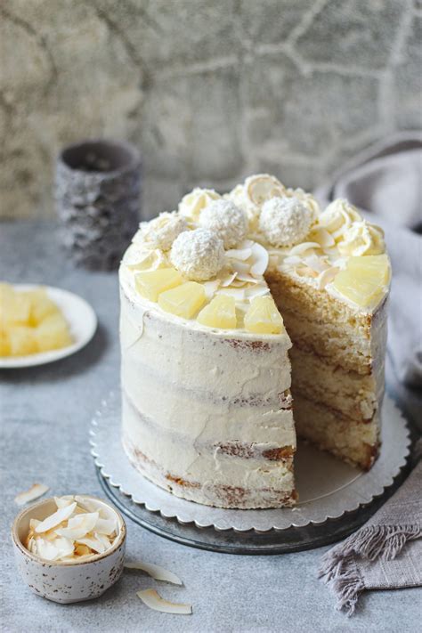 Tematska fotografija: Torta Pina Colada s svežim ananasom in kokosom