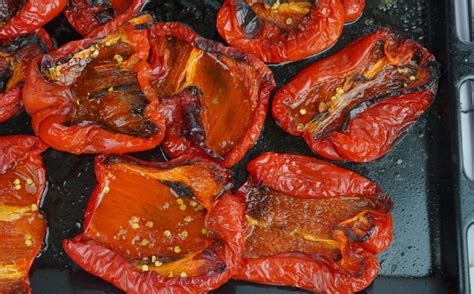 raznobarvna paprika narezana na trakove, pripravljena za praženje