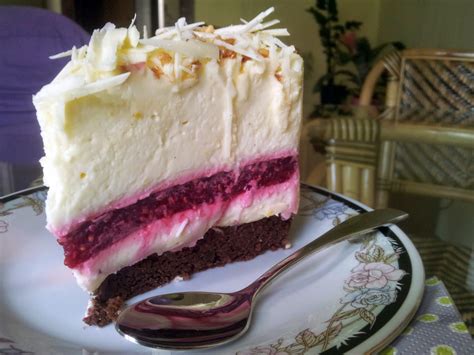 Fotografija prereza torte z malinovim in belim čokoladnim moussom