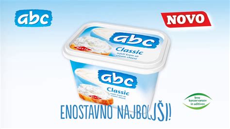 Sveži kremni sir v embalaži na kuhinjskem pultu.