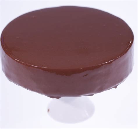Sijoča čokoladna glazura, ki prekriva belo plast kreme
