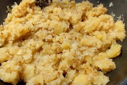 shema priprave curryja: praženje začimb, dodajanje krompirja in končno dodajanje špinače