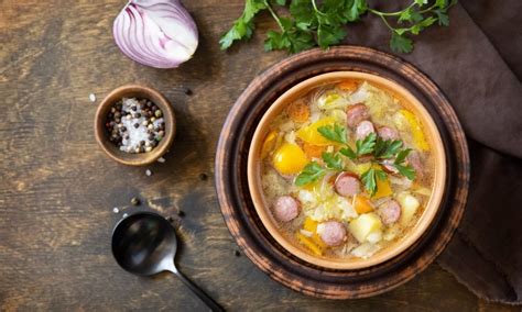 Tradicionalna poljska juha Żurek s klobaso in jajcem