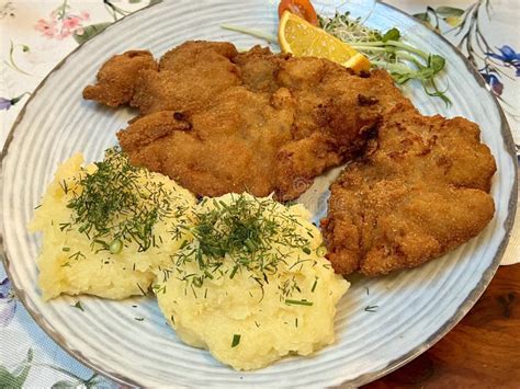 Poljski Kotlet Schabowy s krompirjem in solato