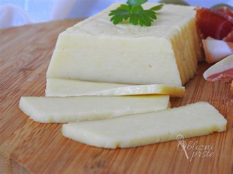 Slikovni prikaz dovoljenih polnomastnih mlečnih izdelkov v LCHF jedilniku (smetana, maslo, trdi siri).