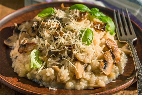 Infographic of ingredients for risotto with porcini mushrooms