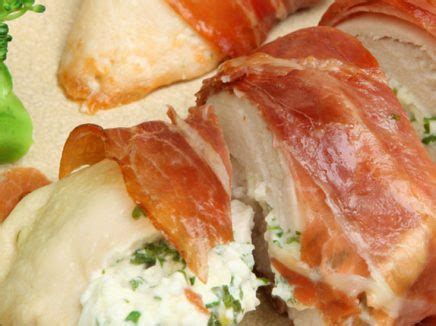 kakovostna fotografija pečene piščančje rulade, narezane na kolute, postrežene z omako
