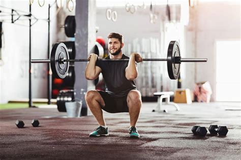 Tematska fotografija: Oseba, ki izvaja trening z utežmi v telovadnici