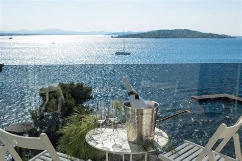 pogled na restavracijo ob morju s kozarcem vina in ribjo jedjo