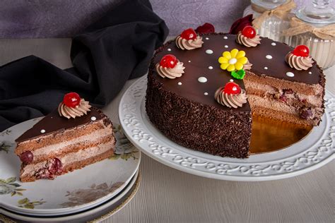 Fotografija: Pripravljena in okrašena torta Čokoladne Sanje