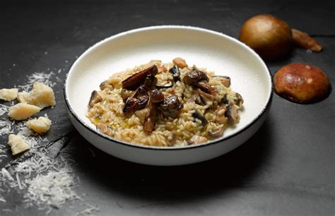 Sestavine za tradicionalno rižoto, vključno z vinom, jušno osnovo in parmezanom