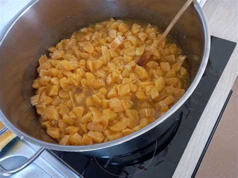 Kuhanje kakijeve marmelade v posodi