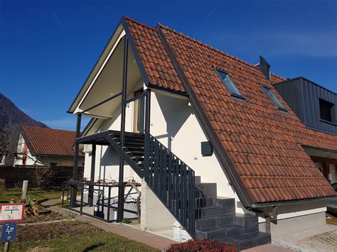Zunanji vhod v picerijo in ozke stopnice, ki vodijo v prvo nadstropje