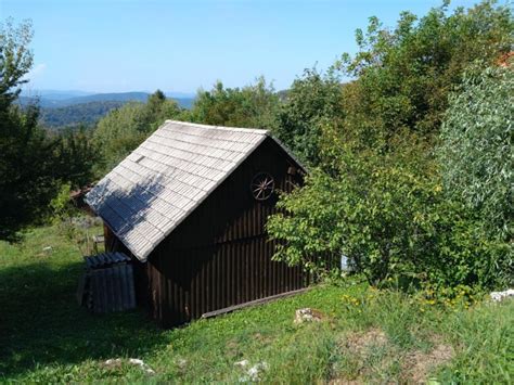 Prikaz lokacije stanovanjske hiše v Jelenčah z razgledom na pesniško dolino