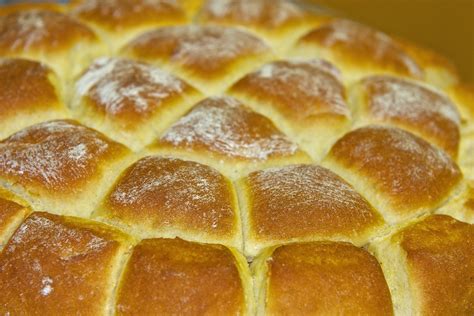 Koruzna pogača s skutnim nadevom in pehtranom, narezana in pripravljena za postrežbo