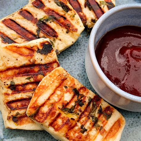 fotografija pečenega halloumi sira na žaru