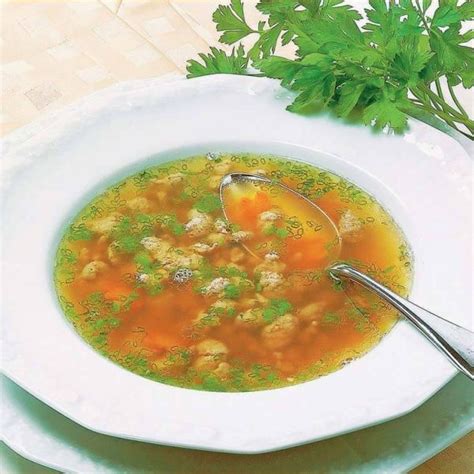 Prikaz kuhanih vraničnih žličnikov v bistri goveji juhi