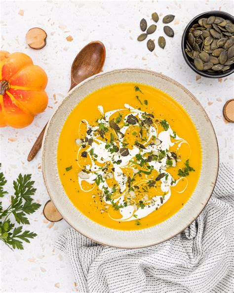 Gosta bučna juha z dodatki: bučna semena, kisla smetana in peteršilj