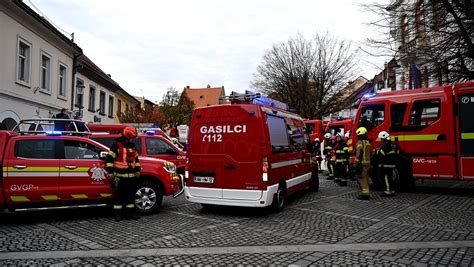 Gasilci med sanacijo poškodovanih streh