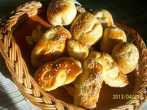 Fotografija črno-belega peciva s kokosom v rezinah