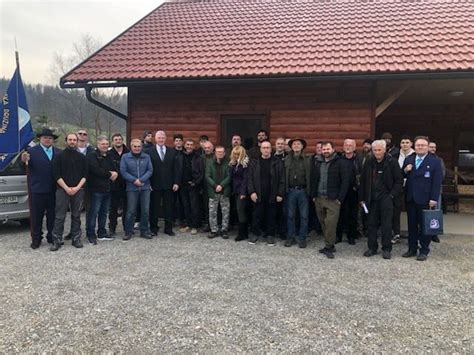 Foto: Člani kmečke družine pri delu na polju