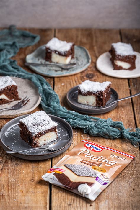 Pripravljene kokosove kocke, posute s kokosom, pripravljene za postrežbo.