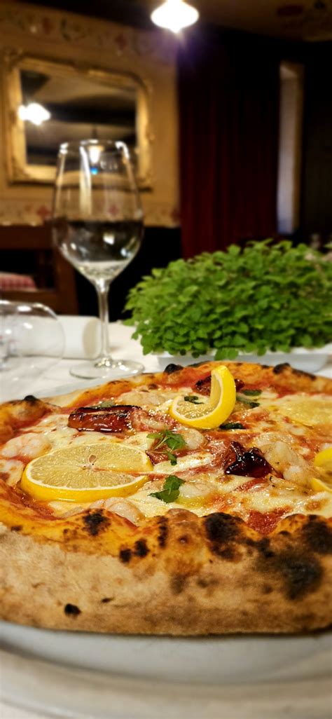 Primer klasične napolitanske pice Margherita