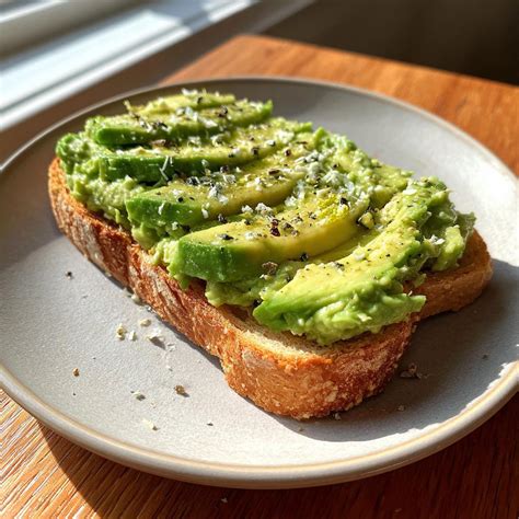 fotografija avokado toasta v bistru