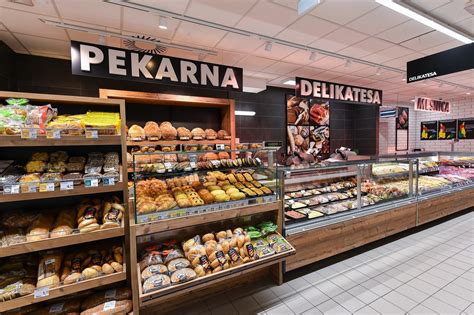 Prikaz svežega svinjskega mesa v mesni vitrini trgovine Tuš