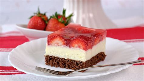 prikaz plasti mascarpone kocke na krožniku