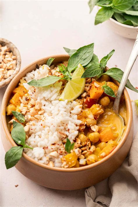 Curry z brokolijem, sladkim krompirjem in tofujem