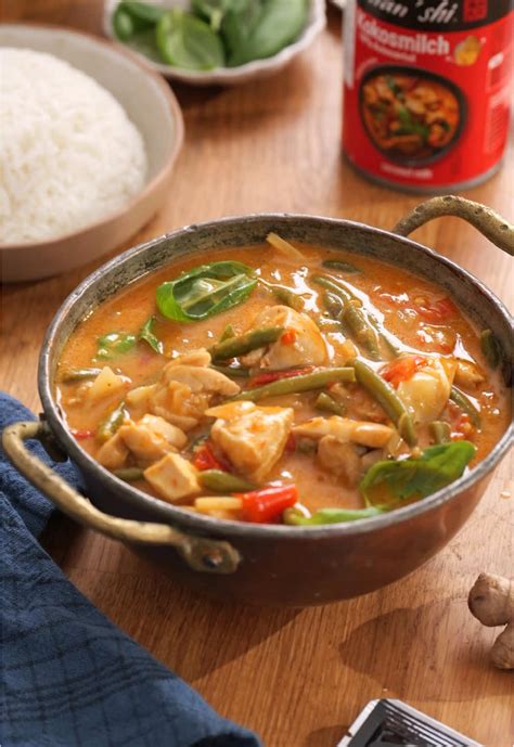 Sestavine za curry na delovni površini