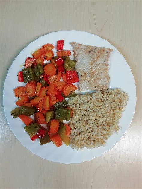 primer zdravega obroka s piščancem in solato