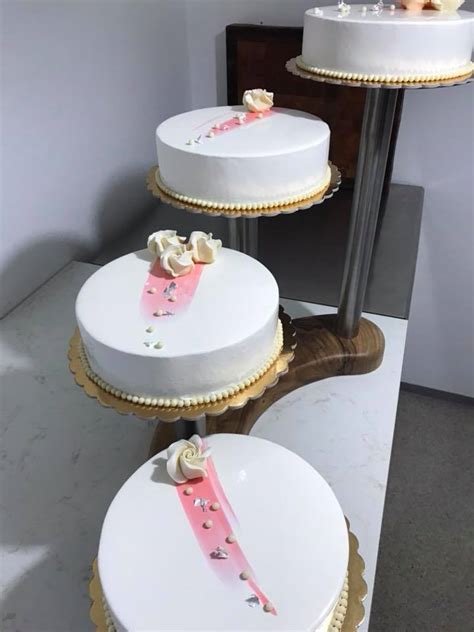 Tematska fotografija torte na stojalu