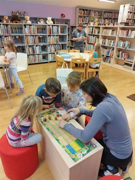 Notranjost lokala Cabana Lounge&Play s koktajli in družabnimi igrami