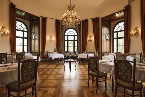 Fotografija gradu Mokrice z elegantno postreženo jedjo