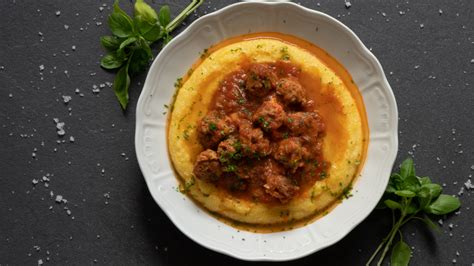Tematska fotografija: Sojin golaž z gobami, postrežen s prilogo