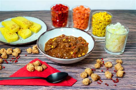 Sestavine za sojin golaž: tofu, gobe, korenje, čebula