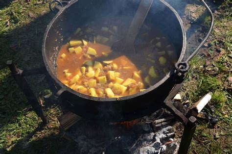 fotografija procesa kuhanja krompirjevega golaža v loncu na štedilniku