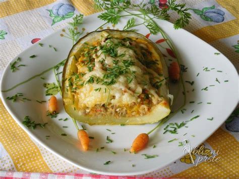 slika polnjenih bučk v pekaču, pripravljenih za peko