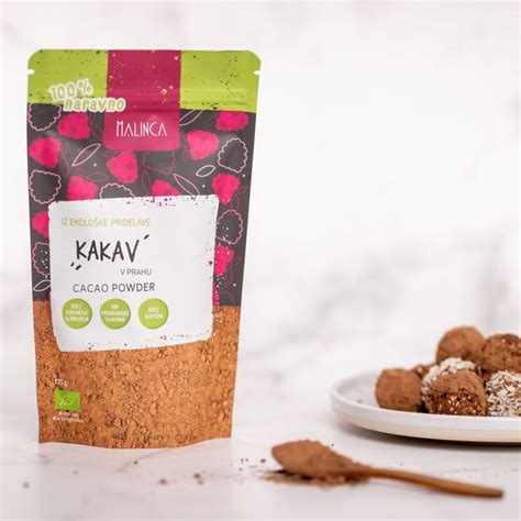 Sestava energijskih kroglic: datlji, različni oreščki, med in kakav v prahu.