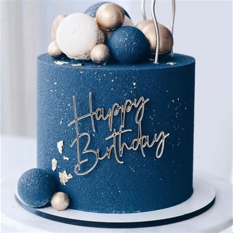 Fotografija elegantne rojstnodnevne torte, ki prikazuje detajle in dekoracijo