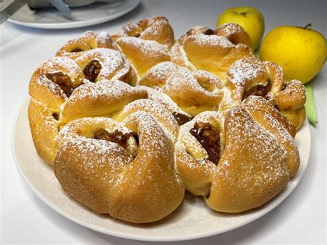 Različne veganske jabolčne sladice: pita z mrežo, pecivo v šarkelj obliki