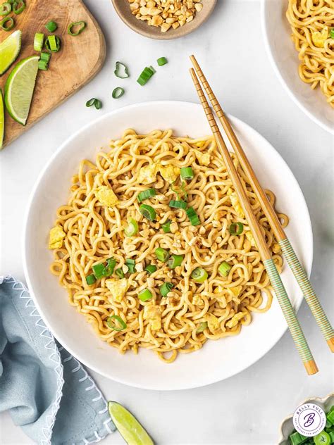 Kolaž popularnih azijskih jedi (suši, Pad Thai, ramen)
