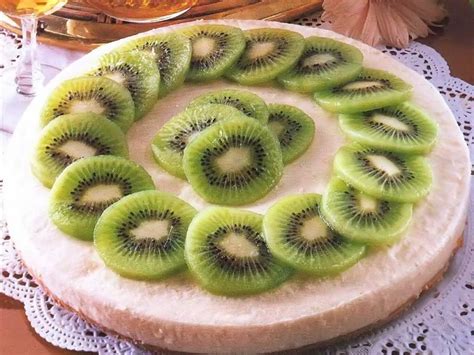 Tematska fotografija jogurtove torte s kivijem
